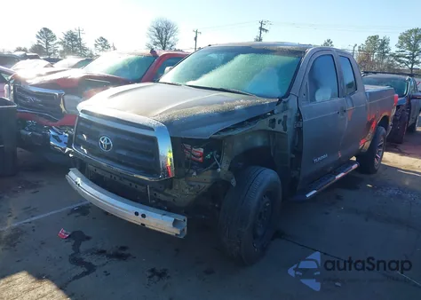 2011 Toyota Tundra Grade 5.7L V8 z USA, uszkodzony, nr VIN 5TFRY5F10BX111705